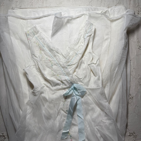 vintage 60s/70s shadowline white nylon floral embroidered nightgown – size small - Picture 3 of 10